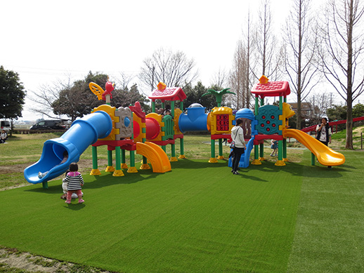 幼児用遊具と芝生広場
